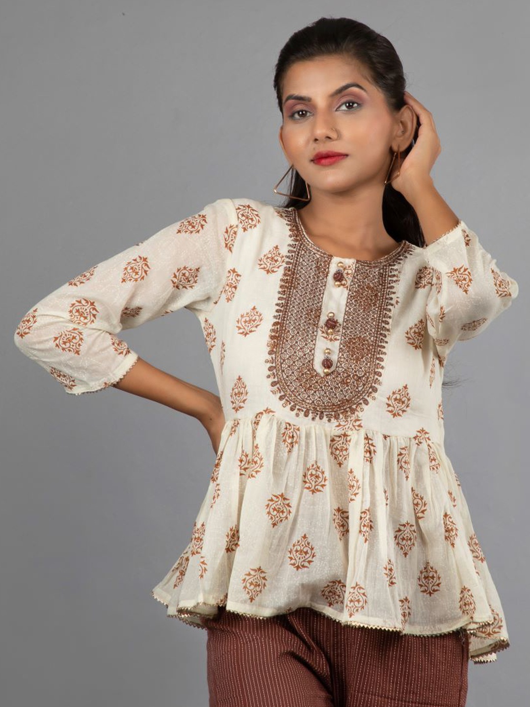

PRAKRTEE Off White Floral Print Top