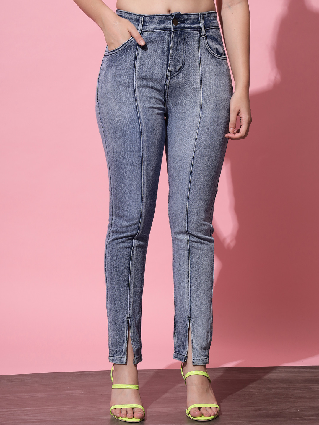 

Q-rious Women Blue Mid-rise Low Distress Heavy Fade Jeans