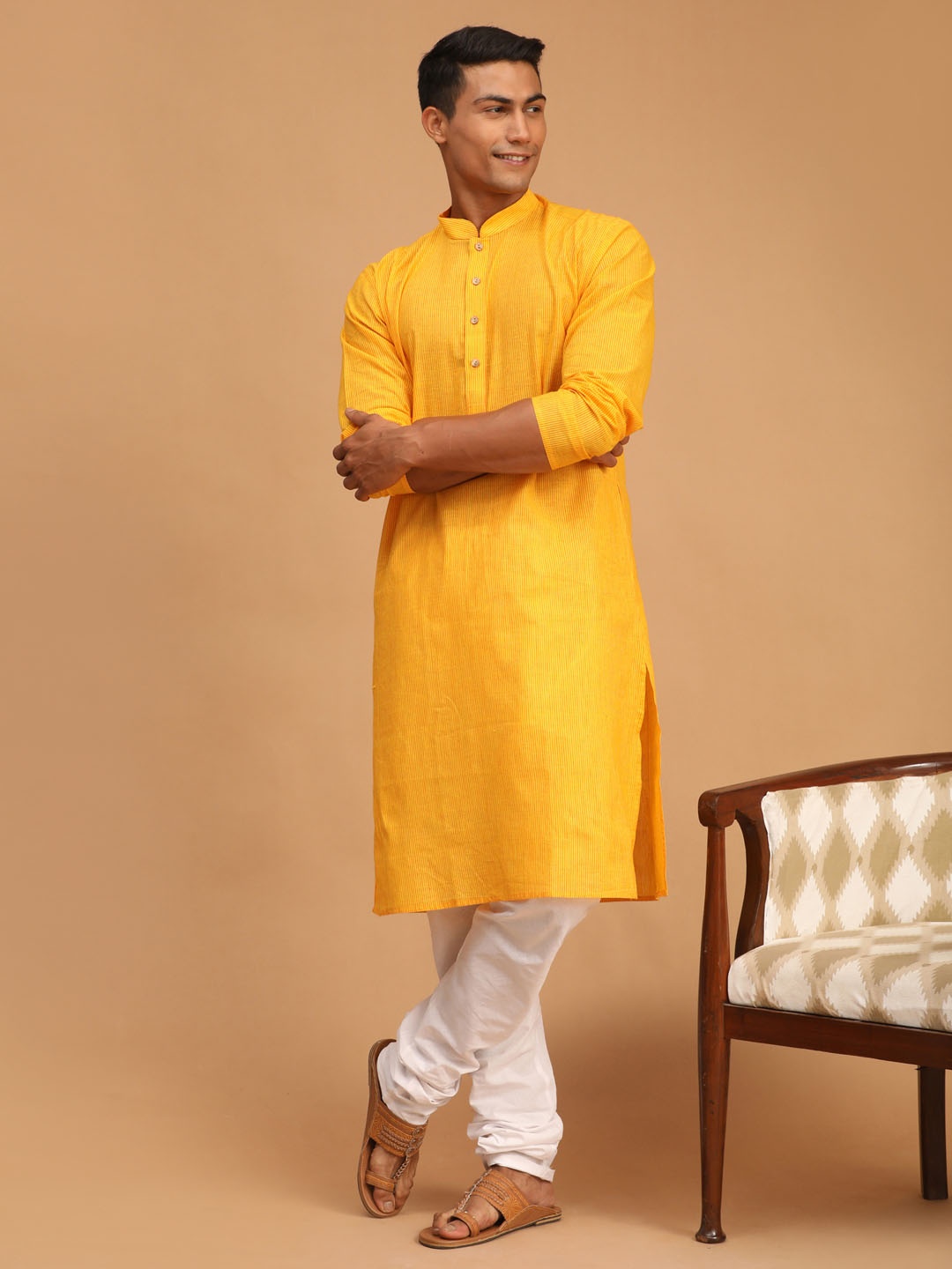 

SHVAAS by VASTRAMAY Men Yellow Pure Cotton Kurti with Pyjama