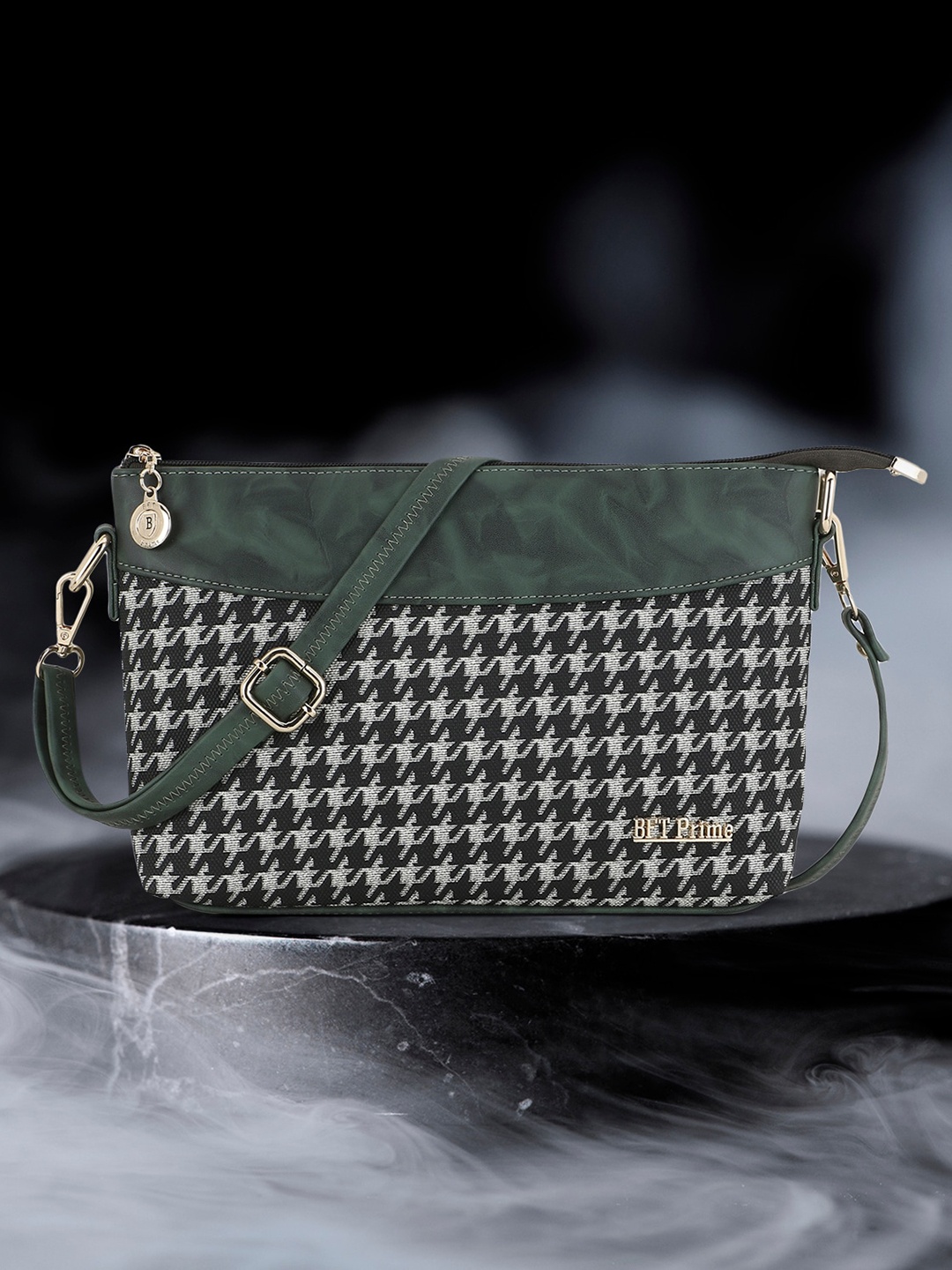 

WOMEN MARKS Green Geometric PU Structured Sling Bag