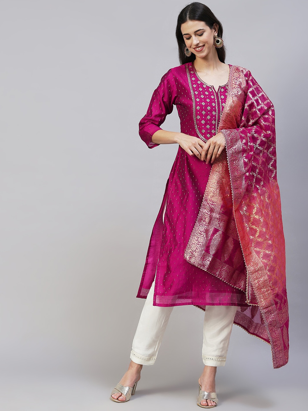 

FASHOR Women Magenta Ethnic Motifs Embroidered Chanderi Silk Kurta