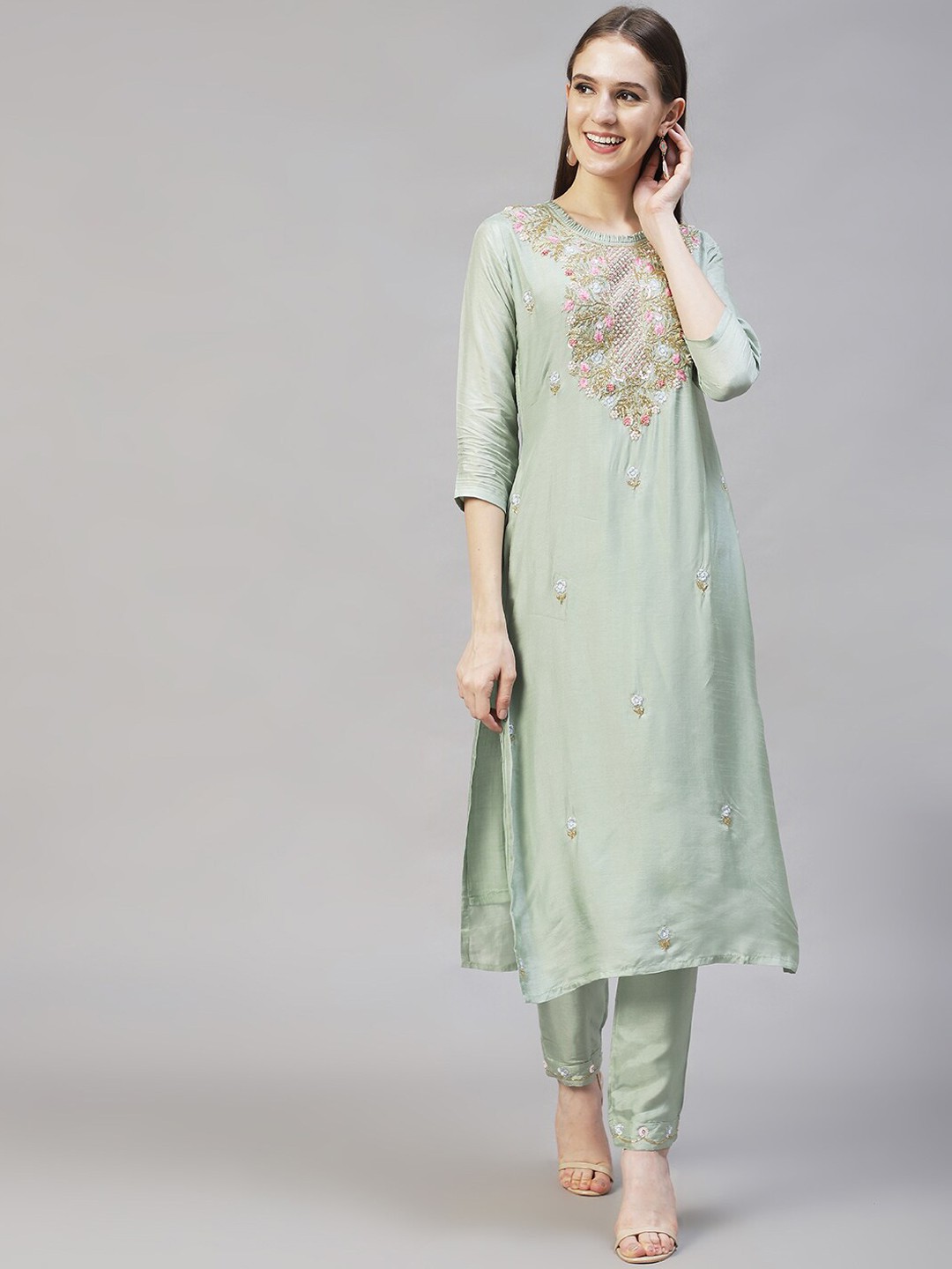 

FASHOR Women Green Floral Embroidered Thread Work Kurti with Trousers