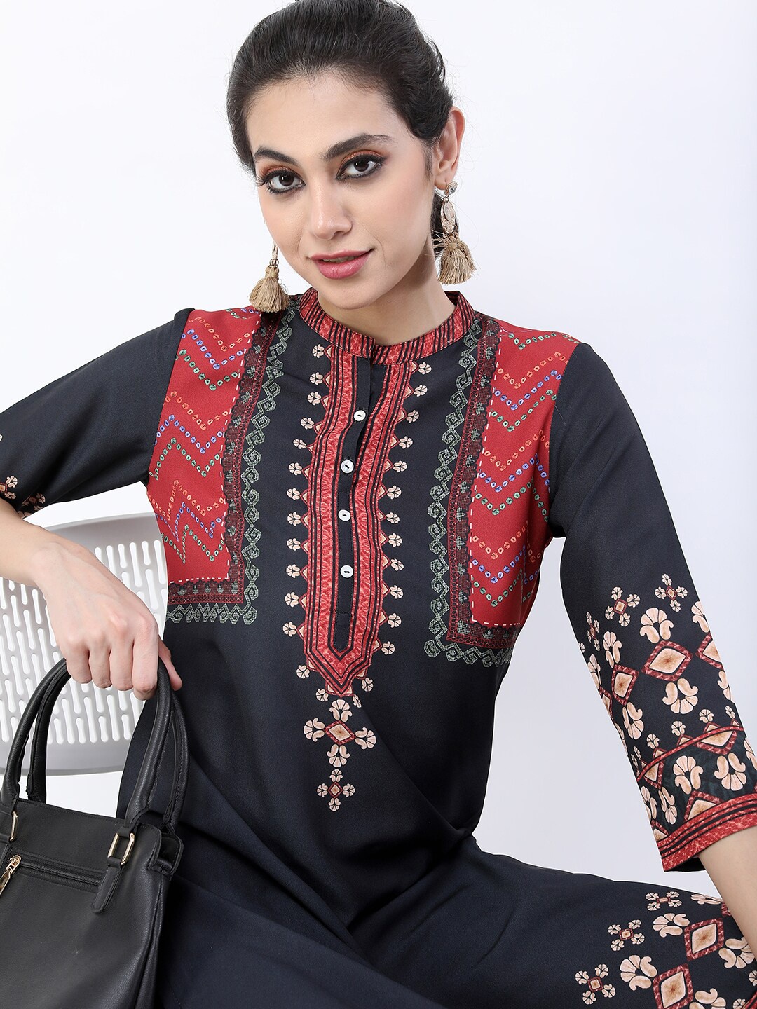 

Vishudh Women Black Geometric Thread Work Kurta