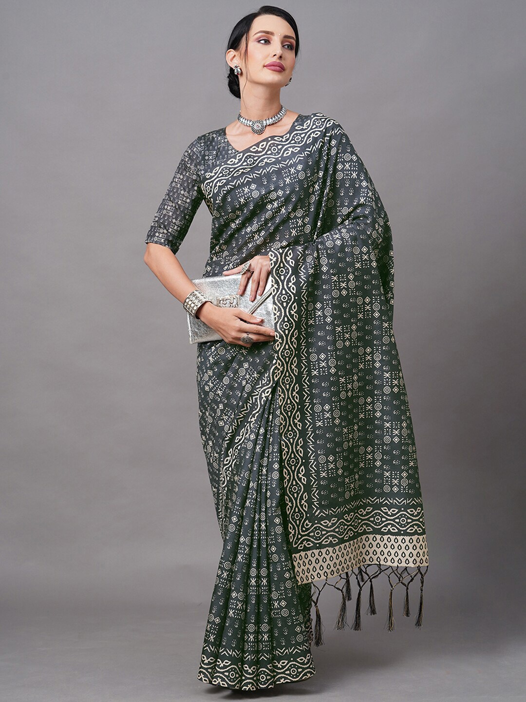 

Mitera Green & Off White Bagh Silk Bhagalpuri Saree