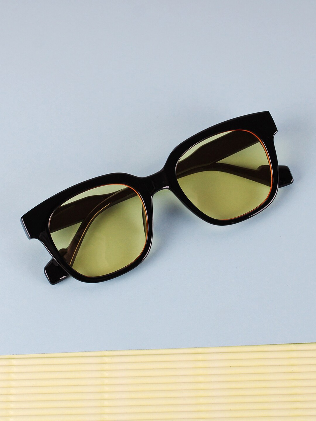 

QUIRKY Unisex Yellow Lens & Black Wayfarer Sunglasses QKY024D-Yellow