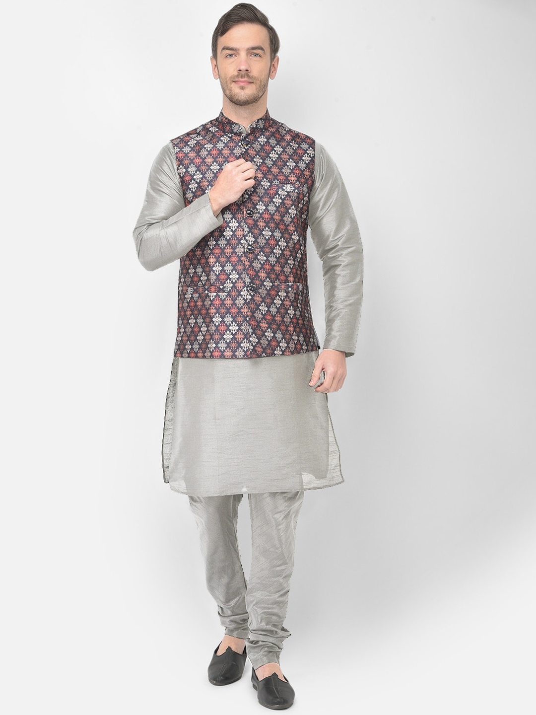 

SG LEMAN Men Grey Ethnic Motifs Raw Silk Kurta with Churidar with Nehru Jacket