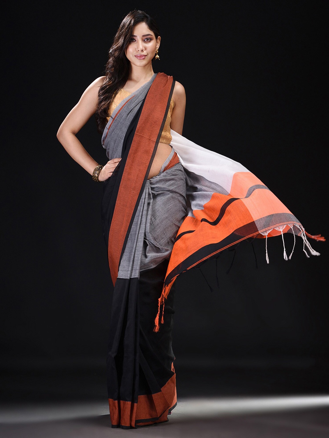 

BEATITUDE Black & Grey Colourblocked Pure Cotton Saree