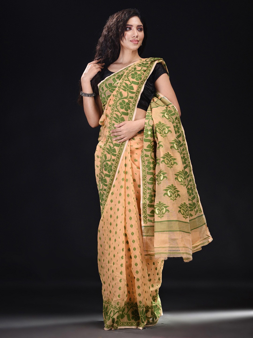 

BEATITUDE Cream-Coloured & Green Woven Design Jacquard Silk Cotton Saree