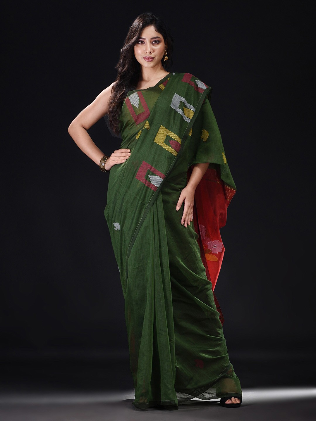 

BEATITUDE Green & Red Geometric Saree