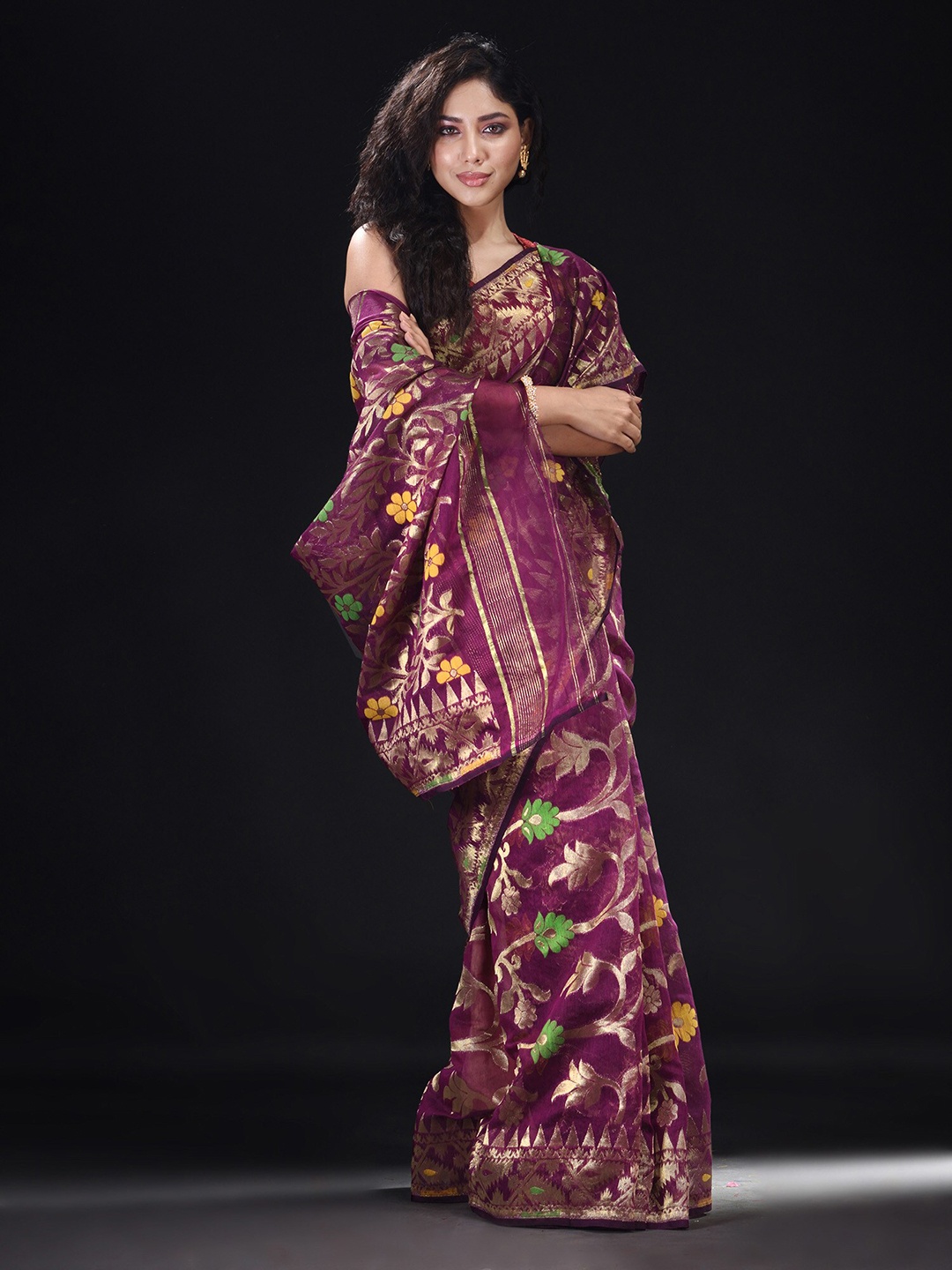 

BEATITUDE Magenta & Gold-Toned Woven Design Zari Silk Cotton Jamdani Saree