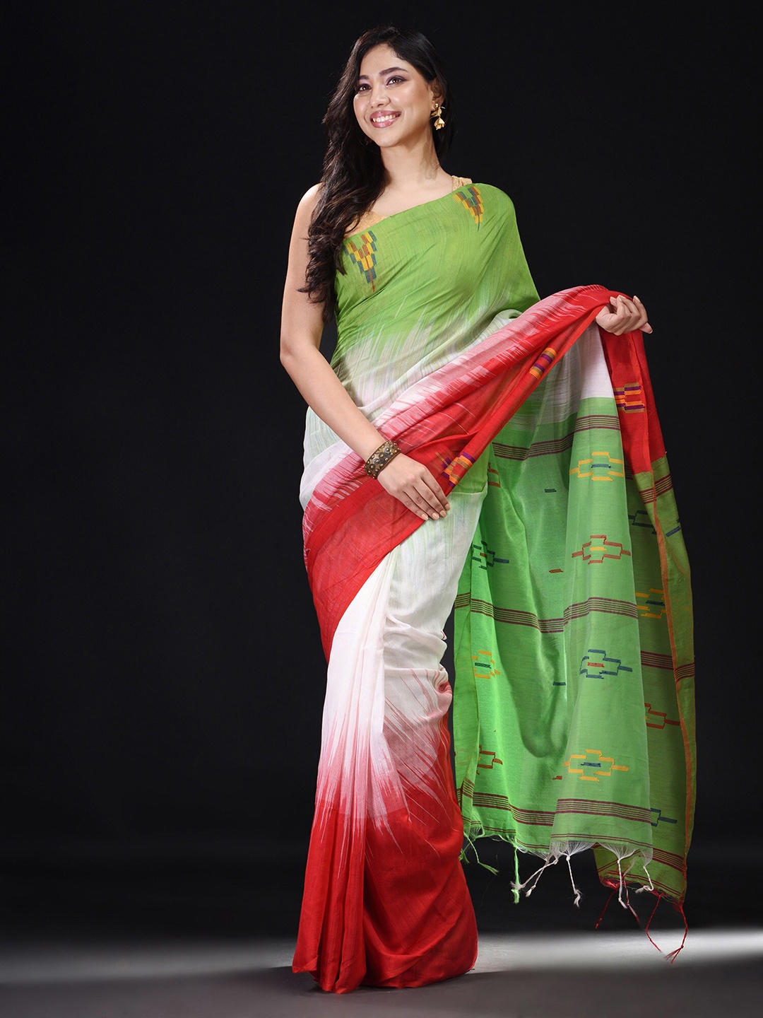 

BEATITUDE Women Green & Red Ombre Saree