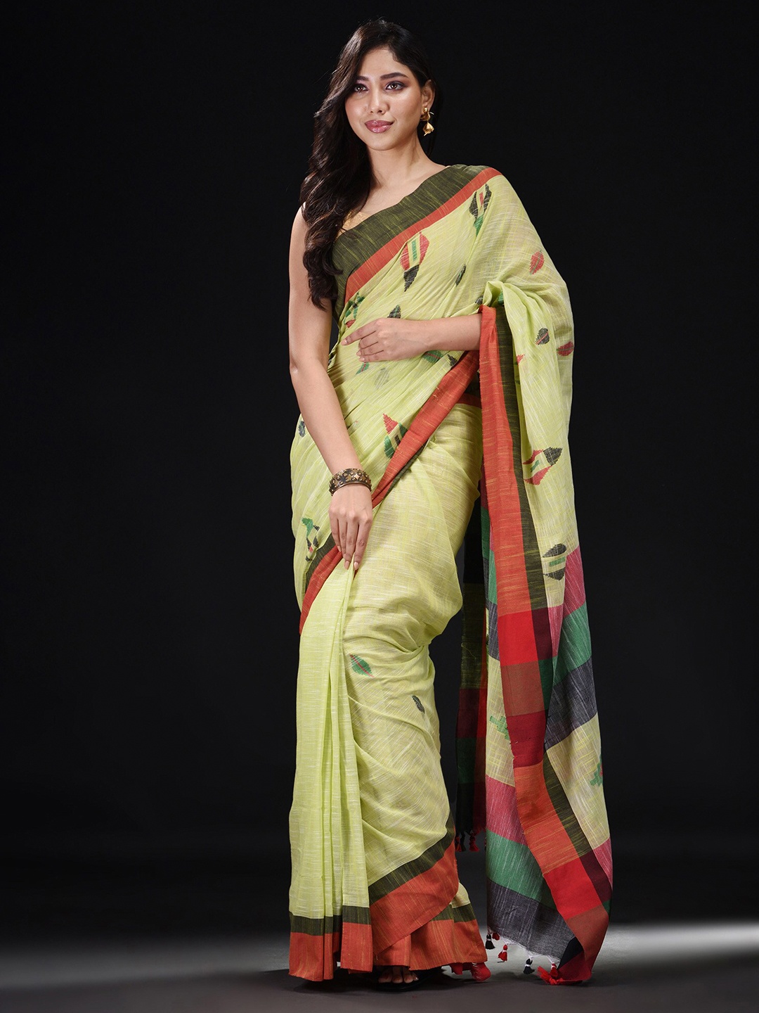 

BEATITUDE Green & Red Ethnic Motifs Pure Cotton Saree