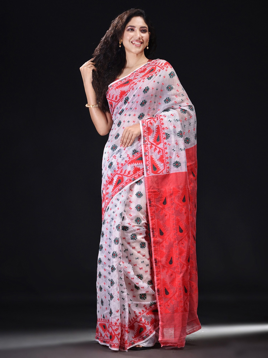 

BEATITUDE White And Red Ethnic Motifs Woven Jacquard Jamdani Saree