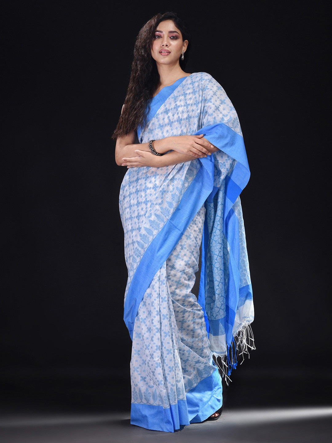 

BEATITUDE White & Blue Woven Design Silk Cotton Jamdani Saree