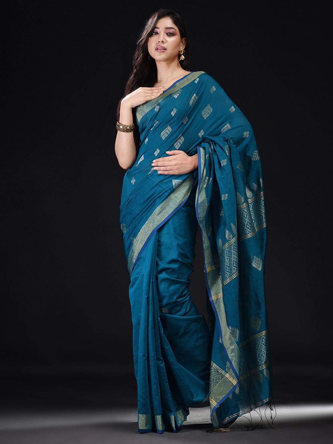 

BEATITUDE Blue & Green Floral Printed Zari Saree