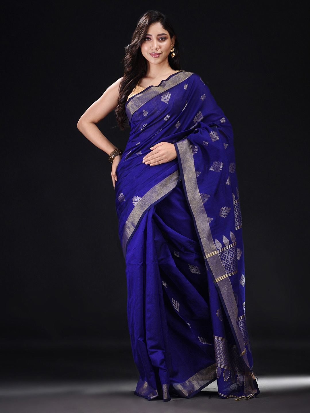 

BEATITUDE Navy Blue & Gold-Toned Woven Design Zari Saree