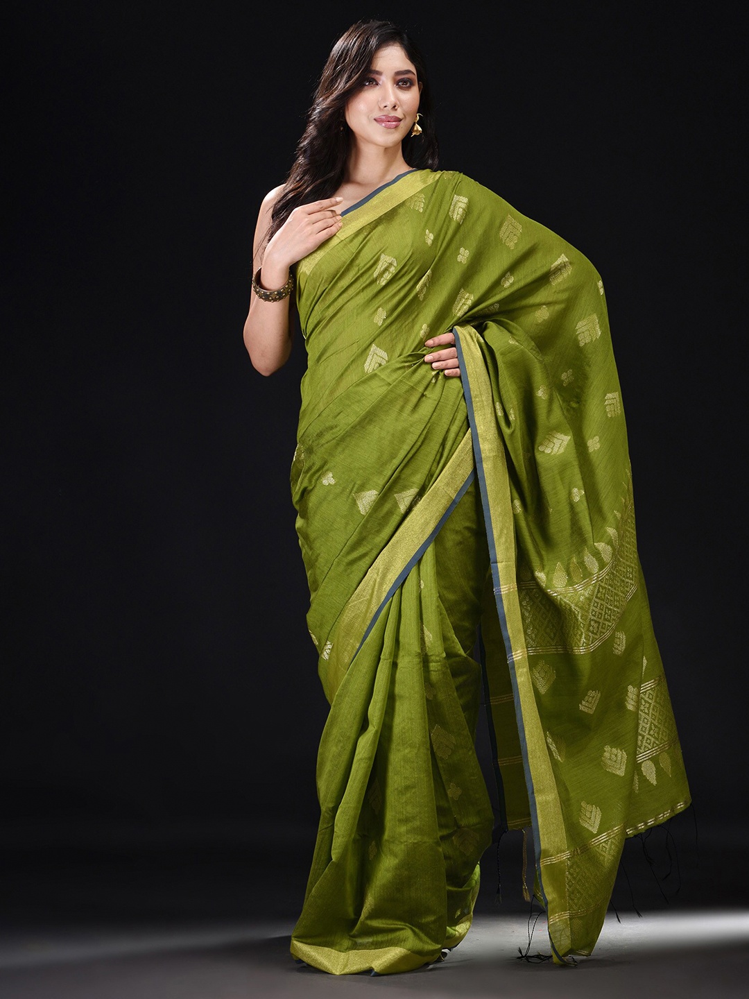 

BEATITUDE Green & Gold-Toned Floral Zari Saree