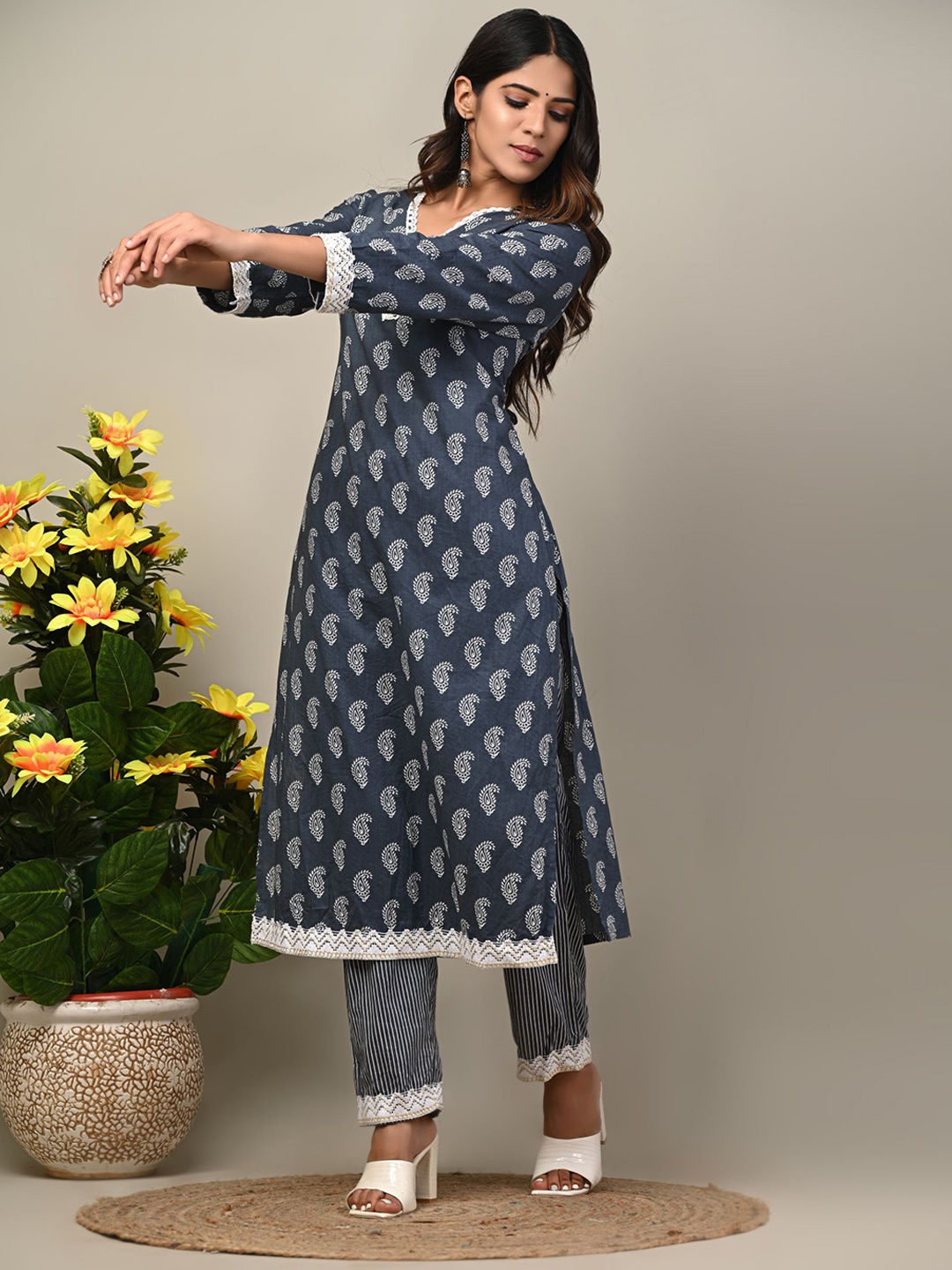 

DHRTI Women Grey Paisley Printed Pure Cotton Kurta with Trousers