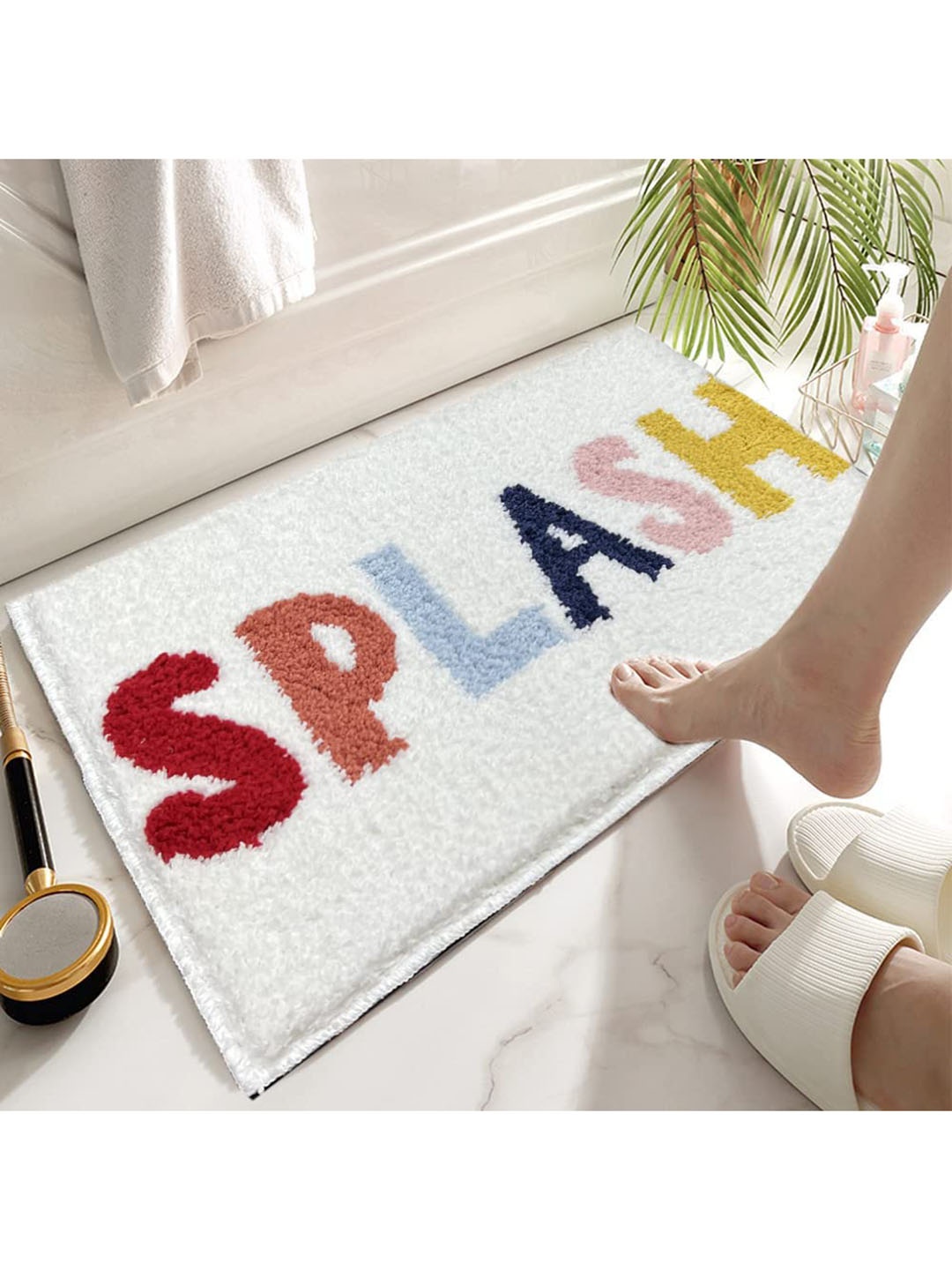 

ROSEATE White Printed 2000 GSM Anti-Skid Bath Rug