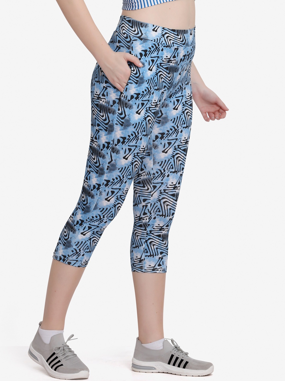 

MAYSIXTY Women Navy Blue & White Printed Cotton Three-Fourth Length Track Pants