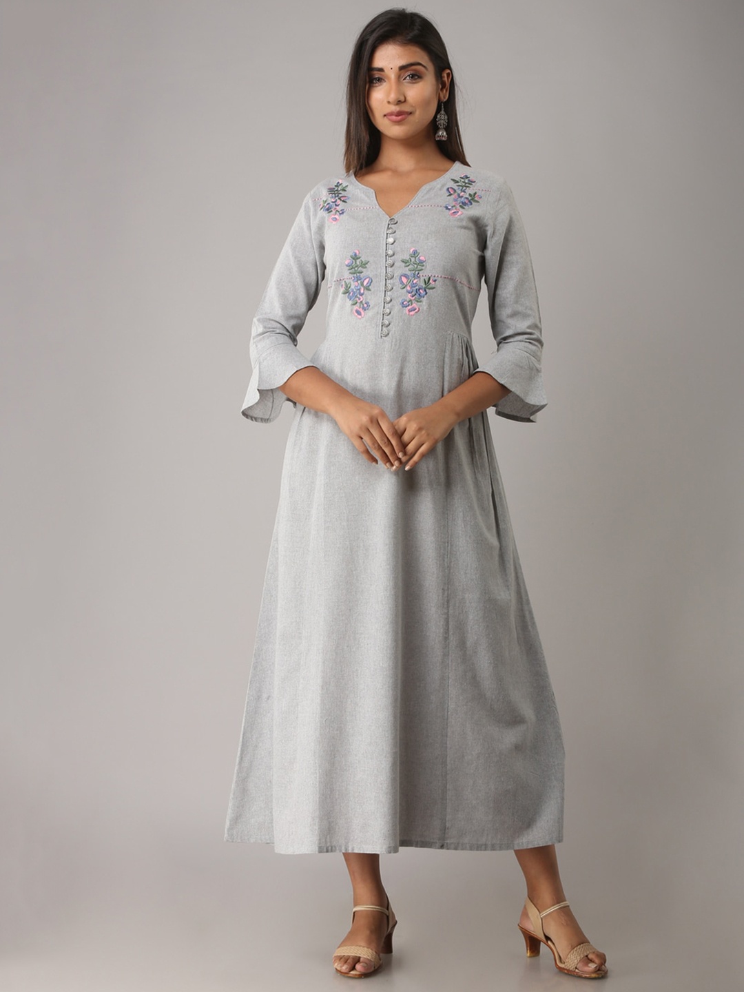

MAUKA Women Grey & Pink Flared Sleeves Floral embroidered Anarkali Kurta