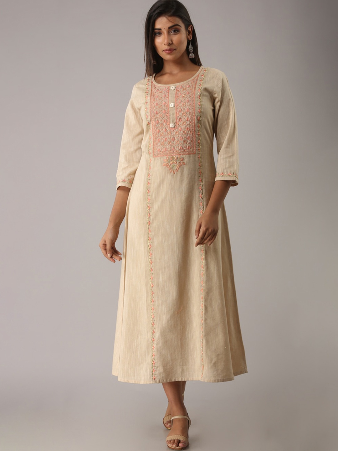 

MAUKA Women Cream-Coloured & Peach-Coloured Floral Embroidered Thread Work Floral Kurta
