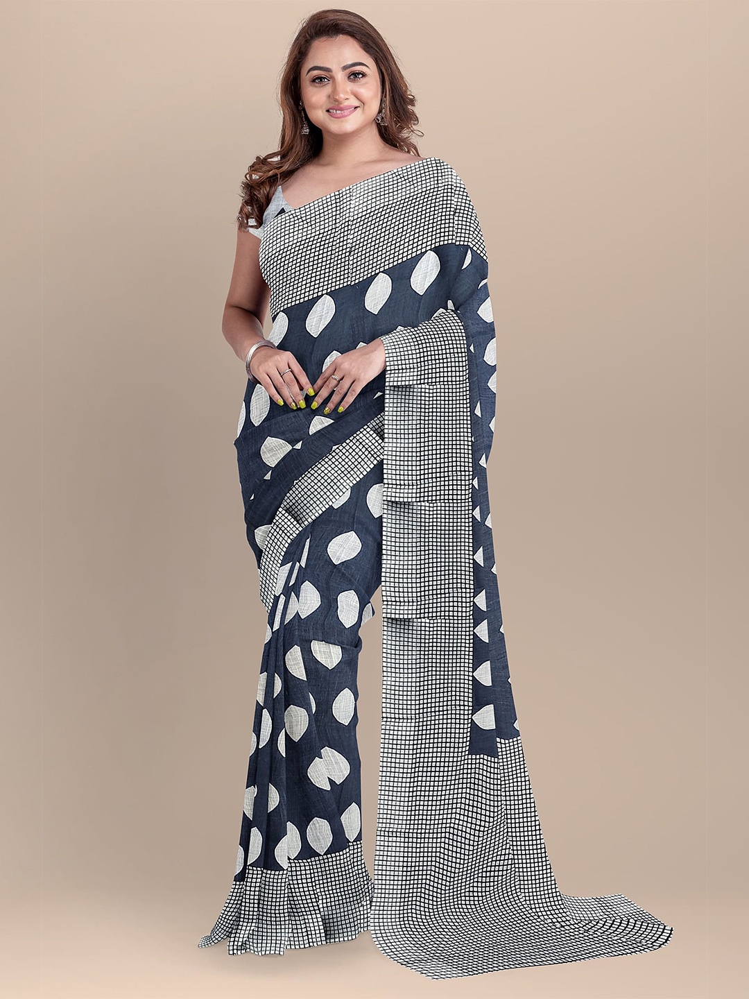 

The Chennai Silks Grey & White Floral Linen Blend Fusion Saree