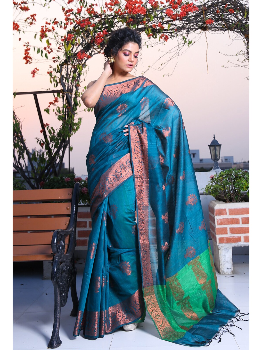

Charukriti Teal & Gold-Toned Woven Design Zari Silk Blend Saree