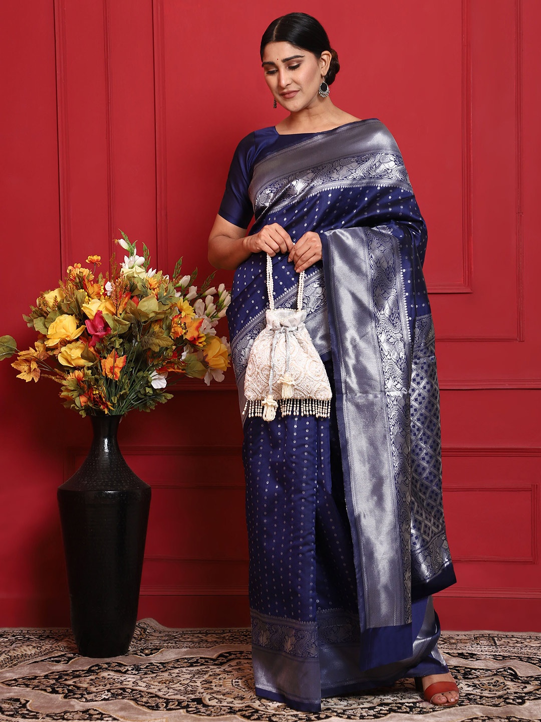 

Glemora Navy Blue & Silver-Toned Woven Design Zari Silk Blend Kanjeevaram Saree