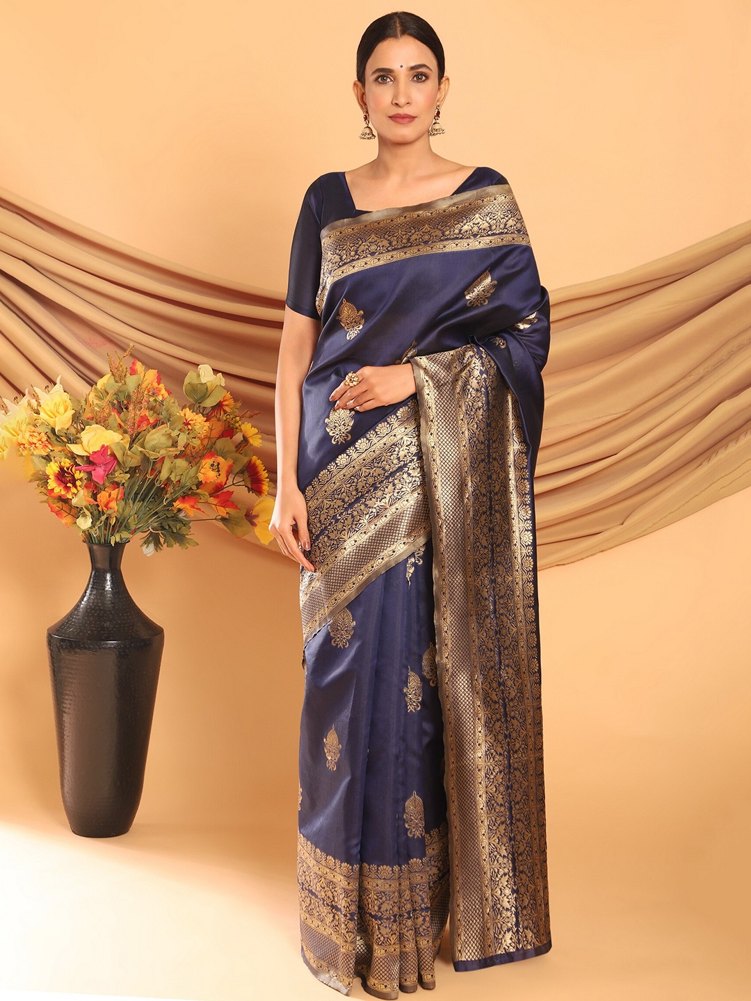 

Glemora Navy Blue & Gold-Toned Ethnic Motifs Zari Silk Blend Kanjeevaram Saree