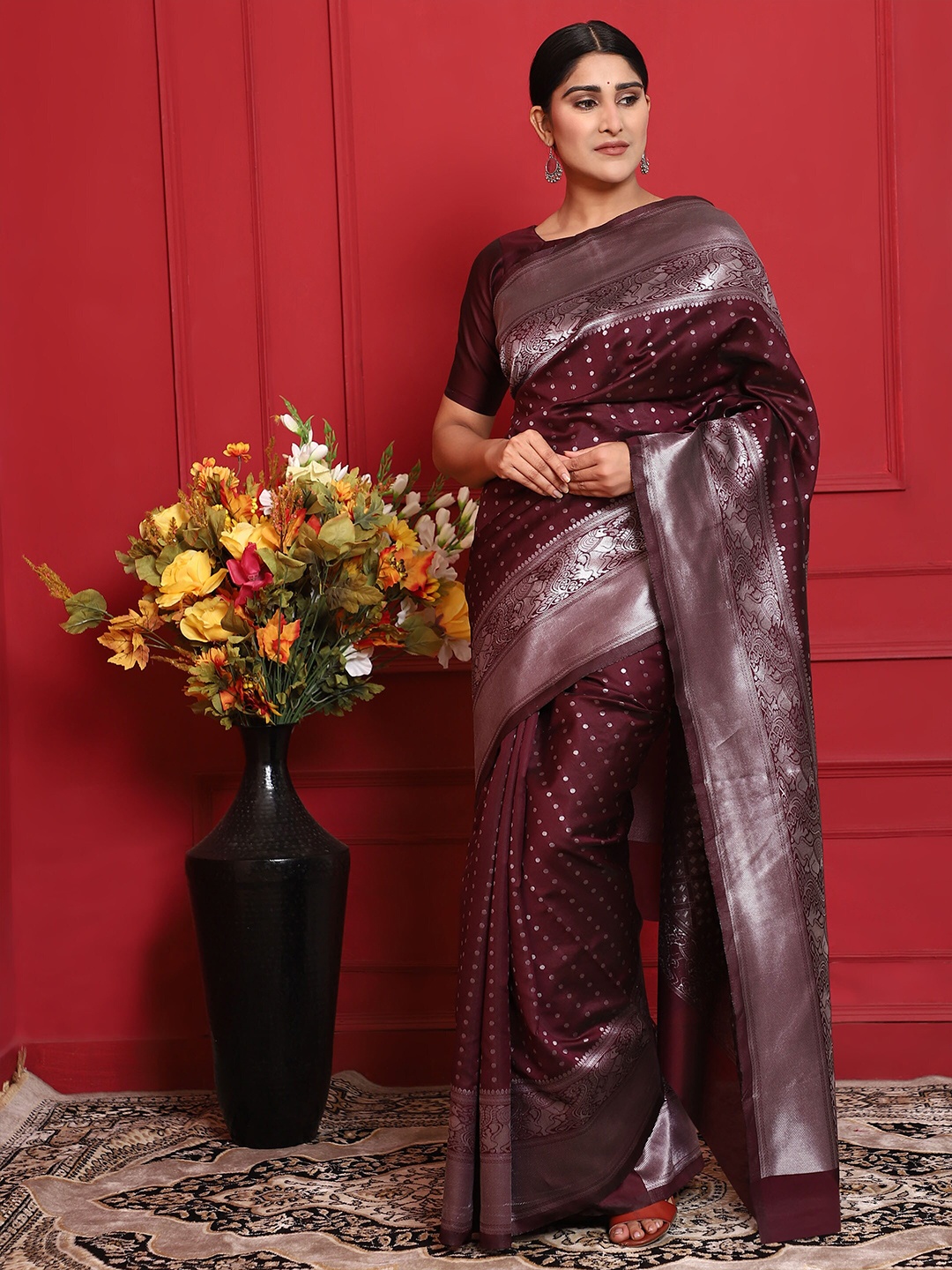 

Glemora Magenta & Silver-Toned Woven Design Zari Silk Blend Kanjeevaram Saree