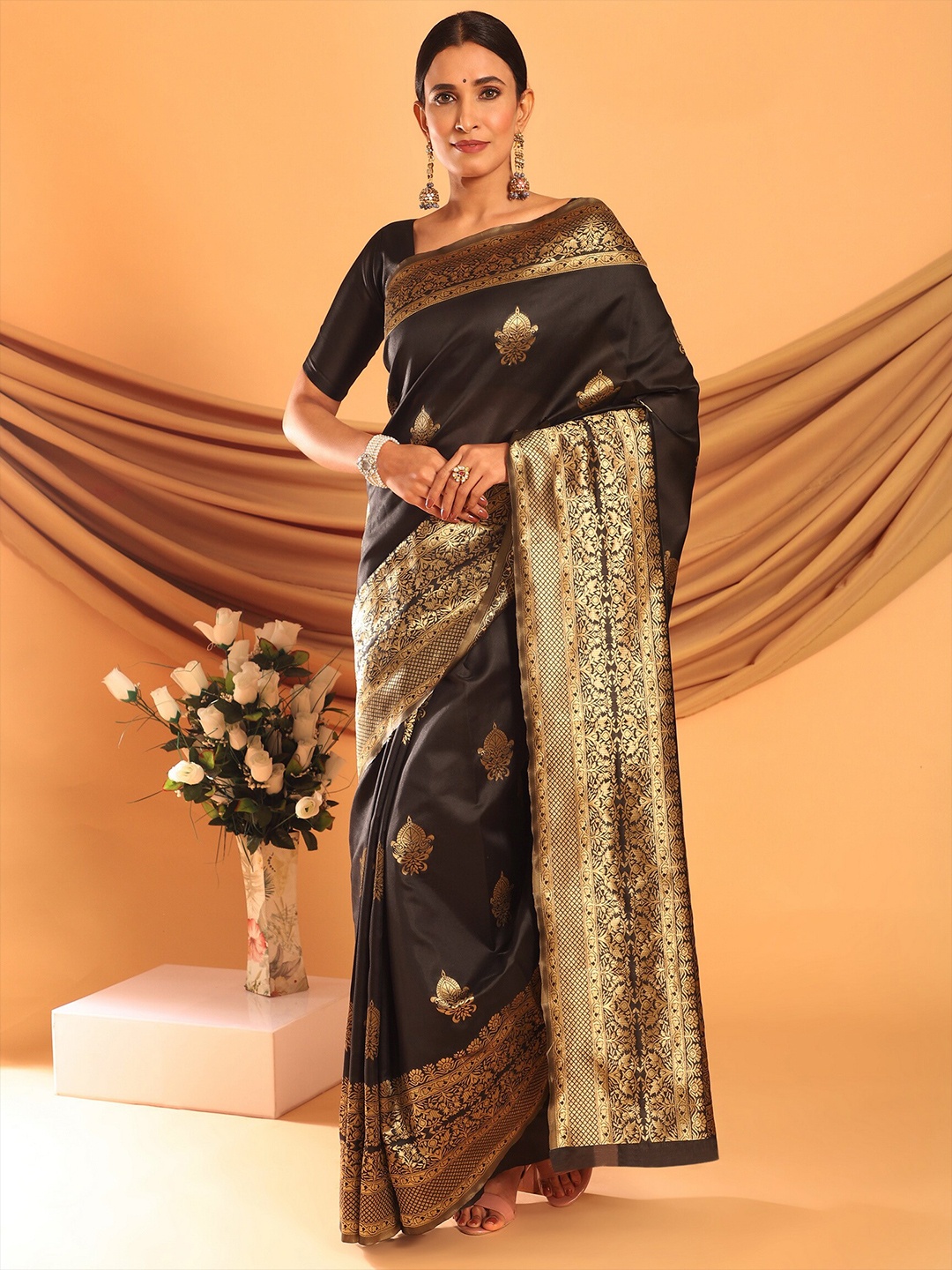 

Glemora Black & Gold-Toned Woven Design Zari Silk Blend Kanjeevaram Saree