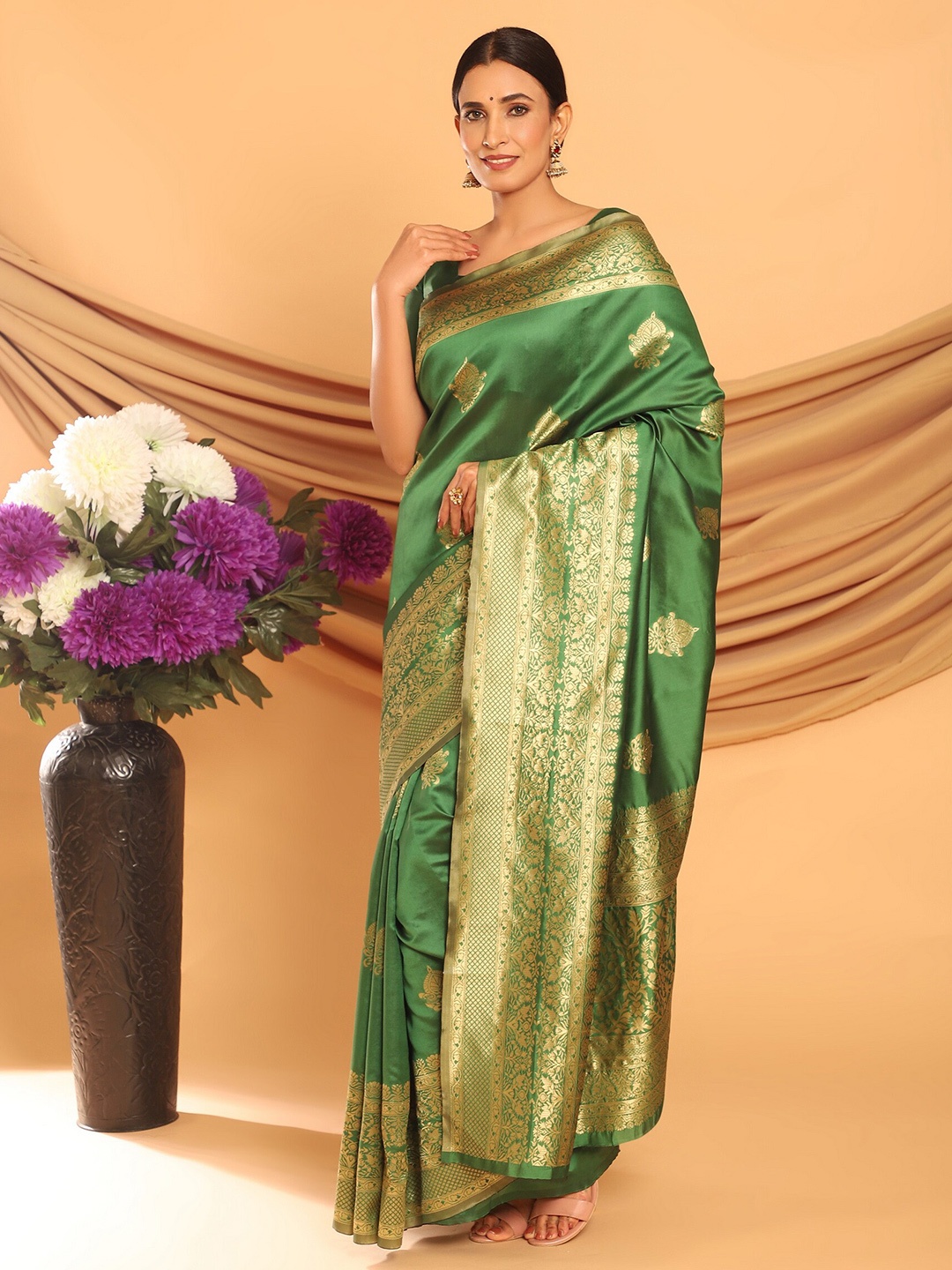 

Glemora Green & Gold-Toned Woven Design Zari Silk Blend Kanjeevaram Saree