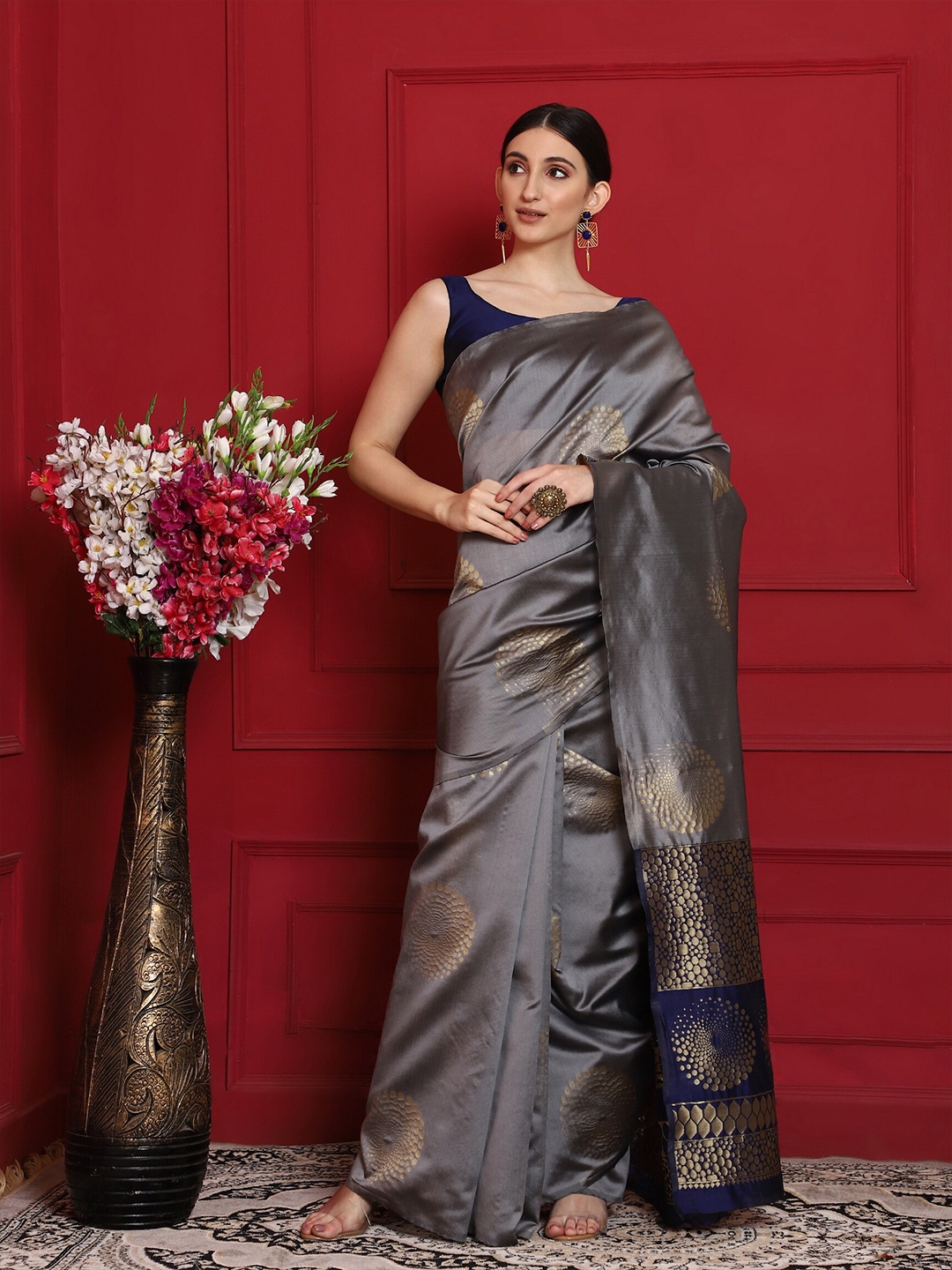

Glemora Grey & Gold-Toned Woven Design Zari Silk Blend Kanjeevaram Saree