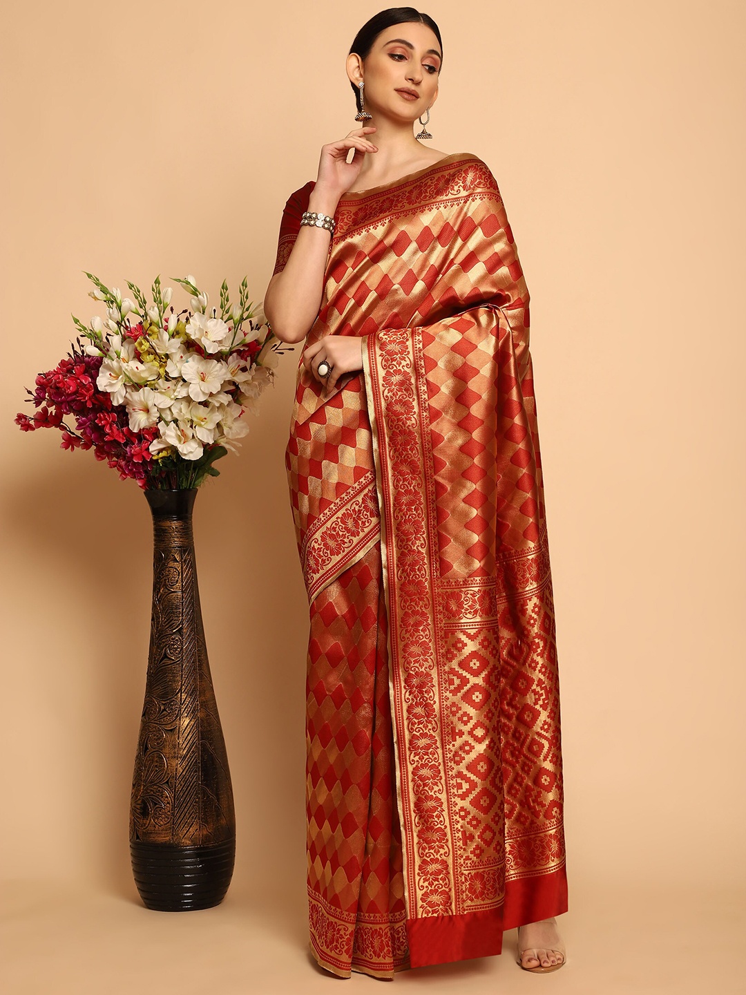 

Glemora Red & Gold-Toned Woven Design Zari Silk Blend Banarasi Saree