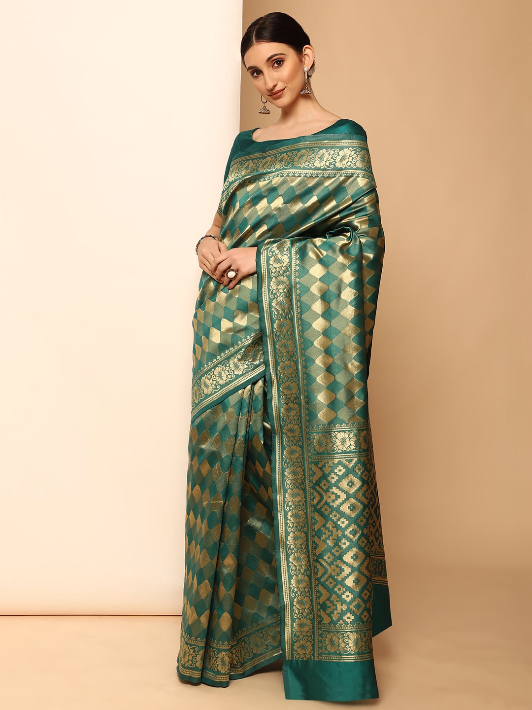 

Glemora Women Green & Gold-Toned Woven Design Zari Silk Blend Kanjeevaram Saree