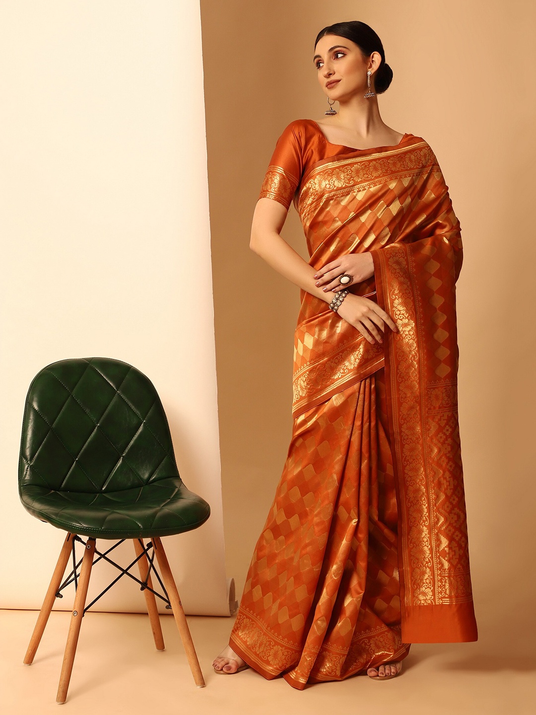 

Glemora Orange & Gold-Toned Woven Design Zari Silk Blend Kanjeevaram Saree