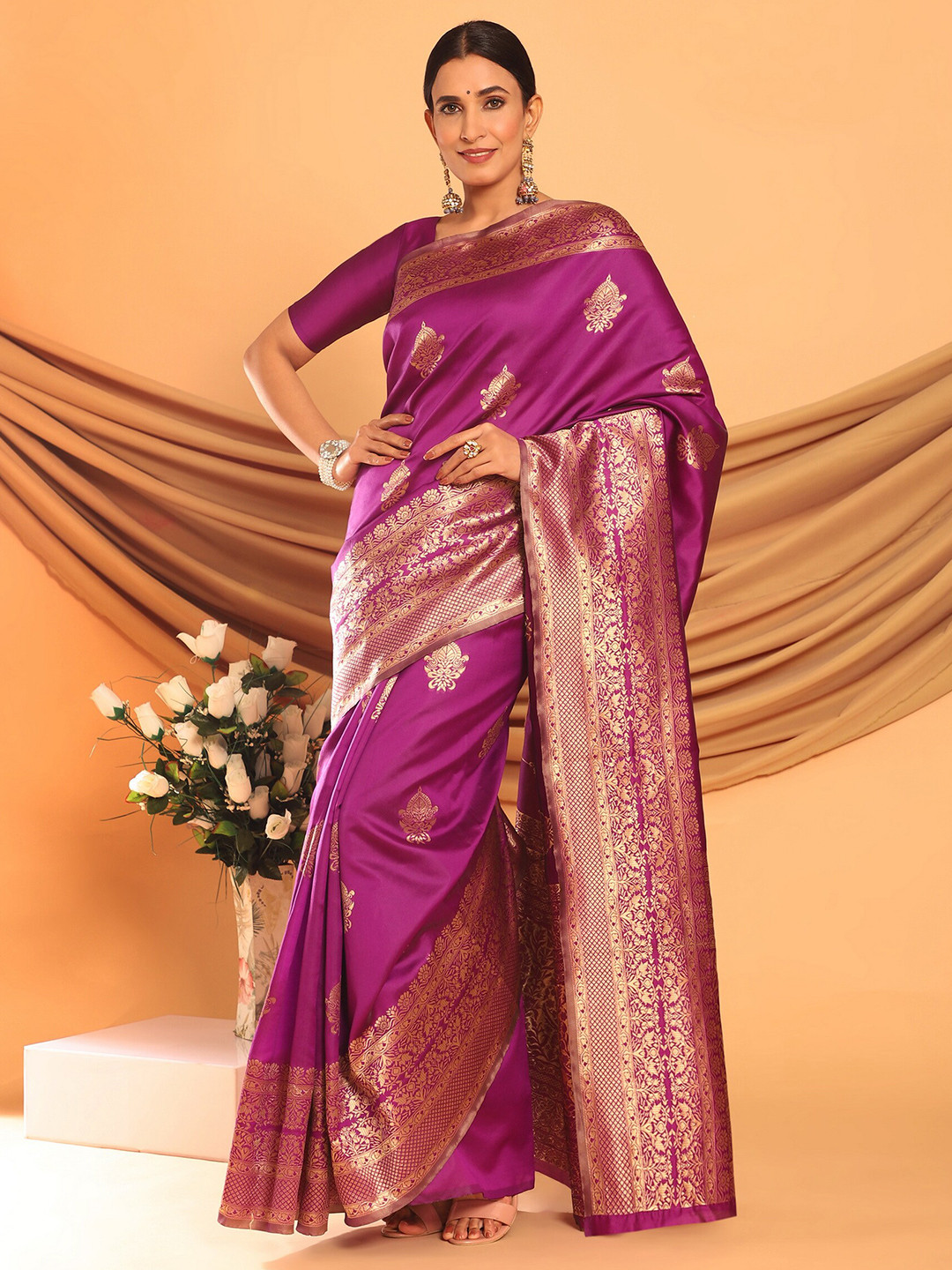 

Glemora Magenta & Gold-Toned Woven Design Zari Silk Blend Kanjeevaram Saree