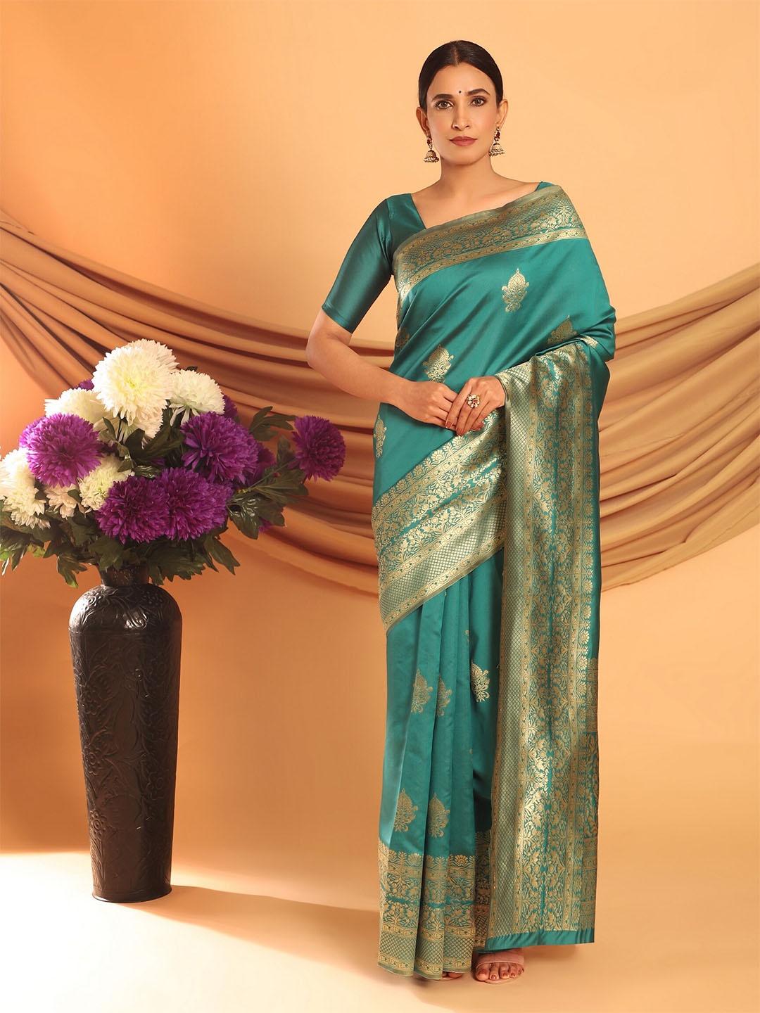 

Glemora Green & Gold-Toned Woven Design Zari Silk Blend Kanjeevaram Saree