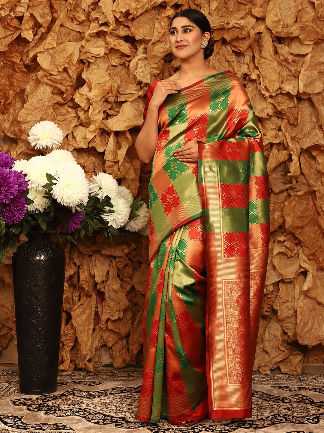 

Glemora Red & Green Woven Design Zari Silk Blend Kanjeevaram Saree