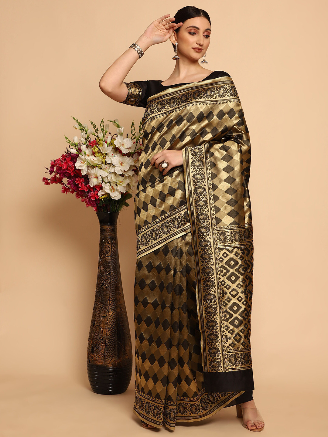 

Glemora Black & Gold-Toned Woven Design Zari Silk Blend Kanjeevaram Saree