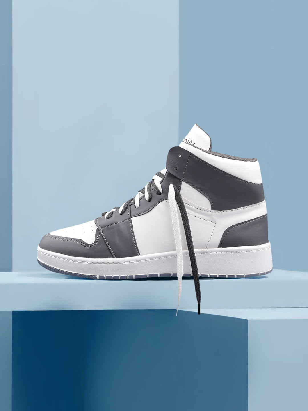 

Woakers Men White Colourblocked Sneakers