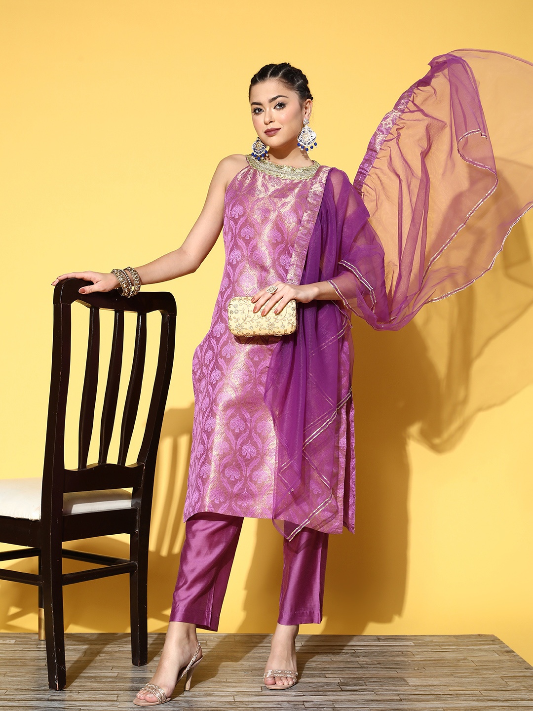 

Varanga Women Floral Silk Blend Woven Metallic Kurta Set, Mauve