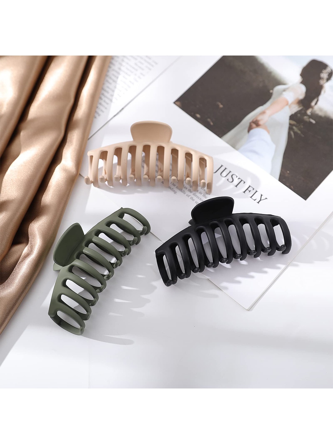 

VAGHBHATT Women Beige & Black Set of 3 Claw Clip