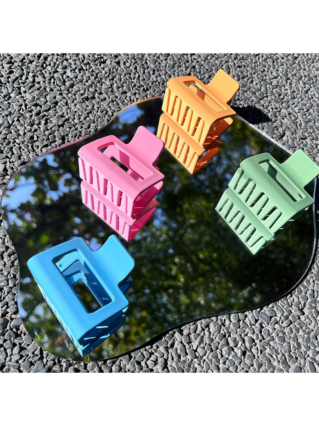 

VAGHBHATT Women Set of 4 Green & Yellow Claw Clip