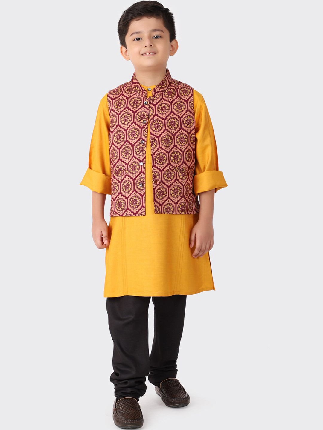 

Fabindia Boys Yellow Printed Kurta & Jacket Set