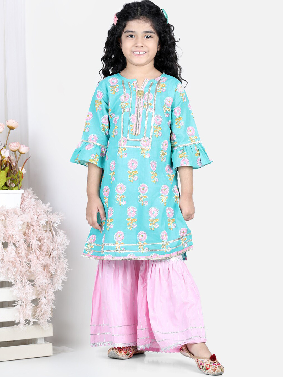

Kinder Kids Girls Green Floral Printed Pure Cotton Kurti with Sharara & With Dupatta