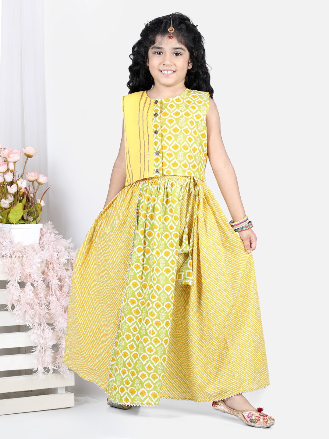 

Here&Now X Kinder Kids Girls Yellow & Green Printed Ready to Wear Lehenga Set