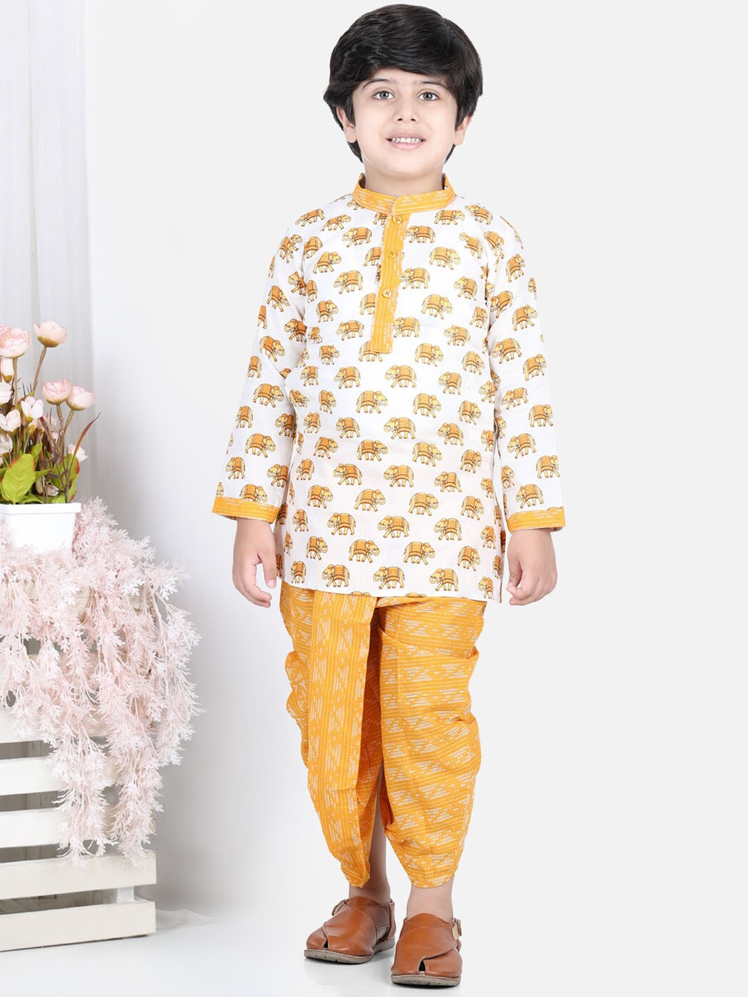 

Kinder Kids Boys White Elephant Printed Pure Cotton Kurta with Dhoti Pants