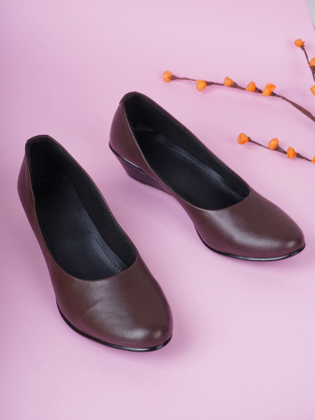 

Style Shoes Women Brown Solid Ballerinas